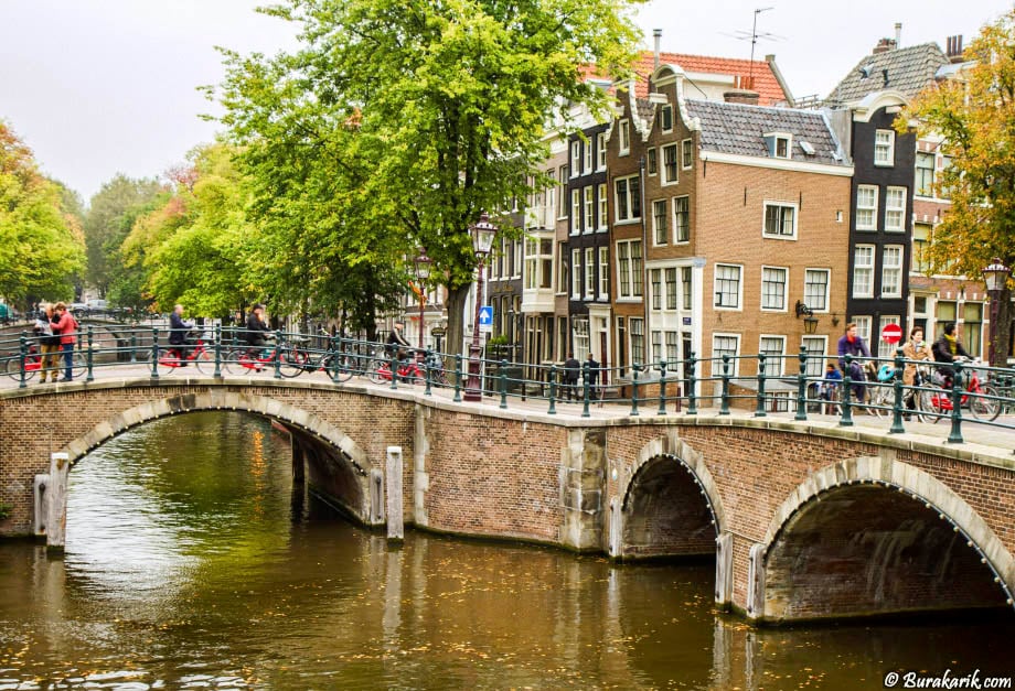 Amsterdam’da evlerin neden yamuk olduğu ve tepelerinde kanca olduğu belli oldu 11