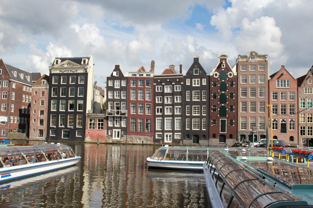 Amsterdam’da evlerin neden yamuk olduğu ve tepelerinde kanca olduğu belli oldu 7