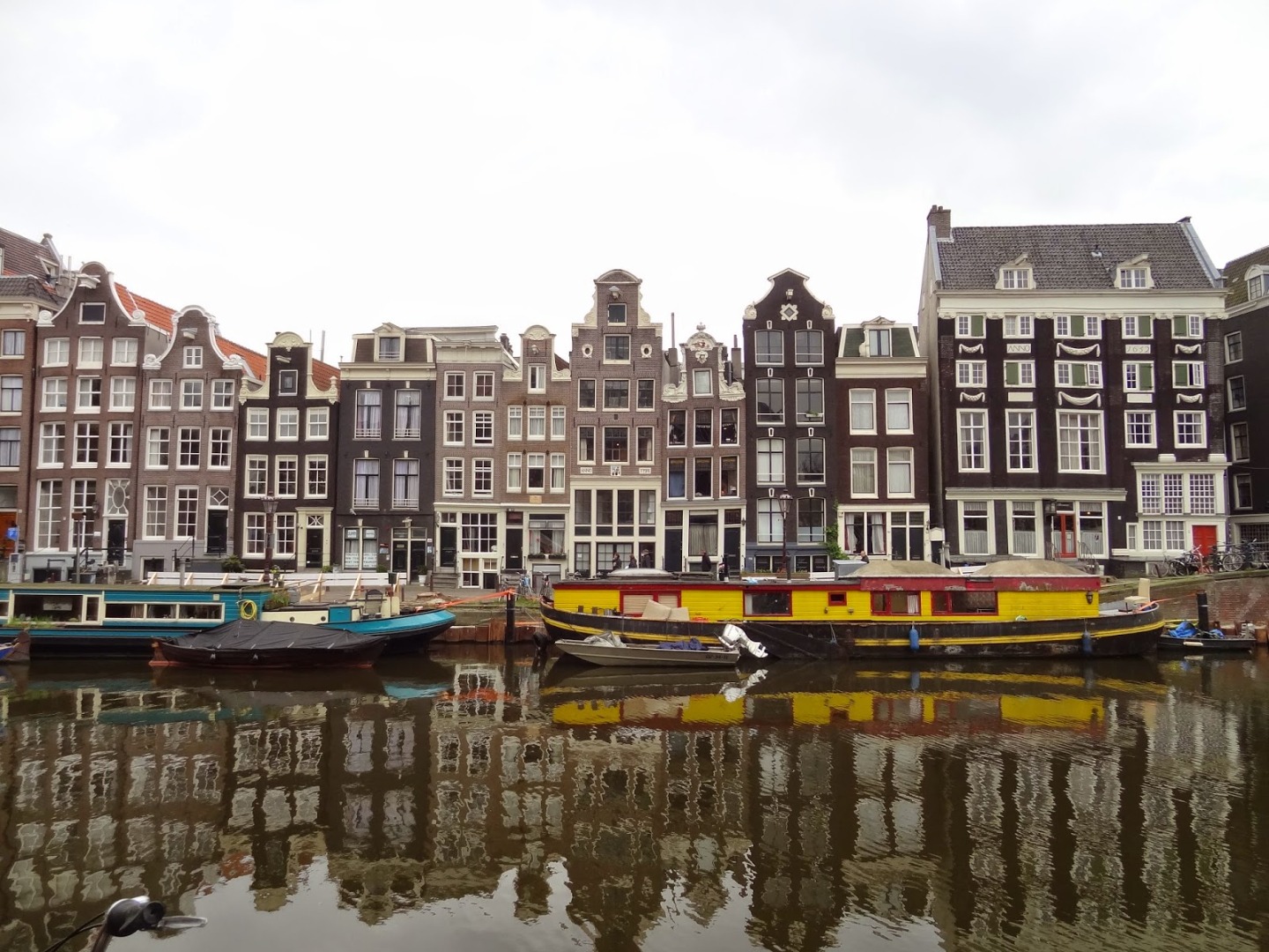 Amsterdam’da evlerin neden yamuk olduğu ve tepelerinde kanca olduğu belli oldu 10