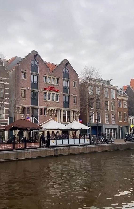 Amsterdam’da evlerin neden yamuk olduğu ve tepelerinde kanca olduğu belli oldu 5