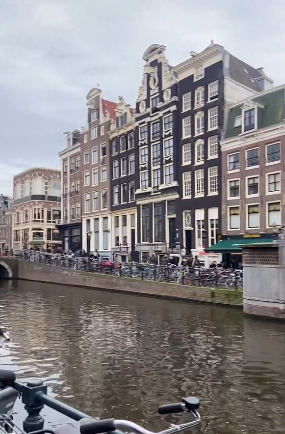 Amsterdam’da evlerin neden yamuk olduğu ve tepelerinde kanca olduğu belli oldu 4