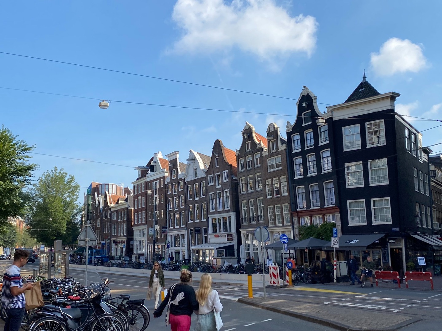 Amsterdam’da evlerin neden yamuk olduğu ve tepelerinde kanca olduğu belli oldu 2
