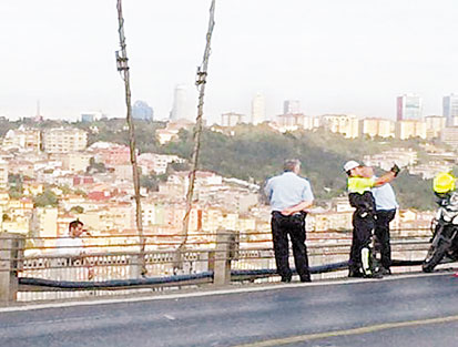Köprüdeki intihar girişimi İstanbul trafiğini felç etti