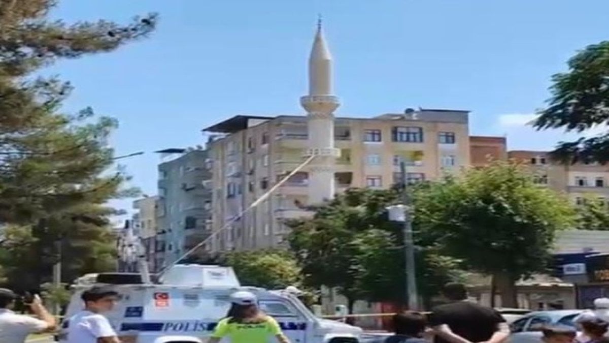 Depremde hasar gören minare böyle yıkıldı