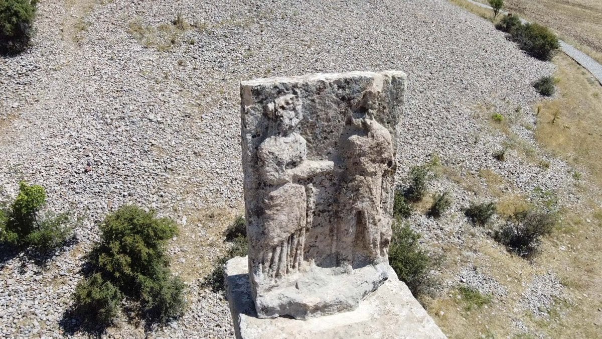 Depremde yıkılan 'Tokalaşma Sütunu' ziyarete açıldı