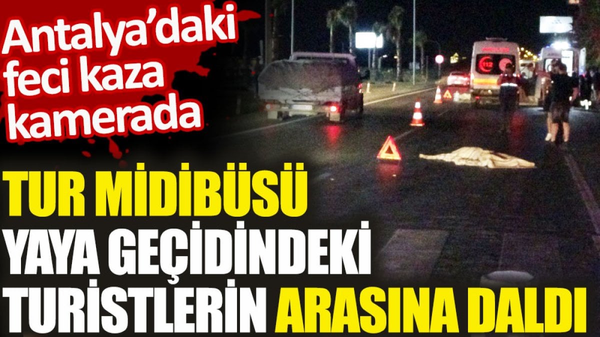 Tur midibüsü yaya geçidindeki turistlerin arasına daldı