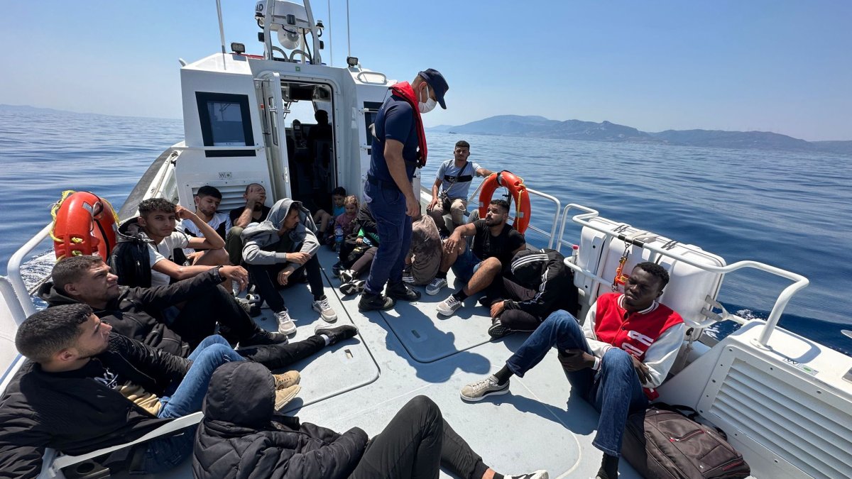 Yunan tarafından Türk kara sularına itilen 32 sığınmacı kurtarıldı