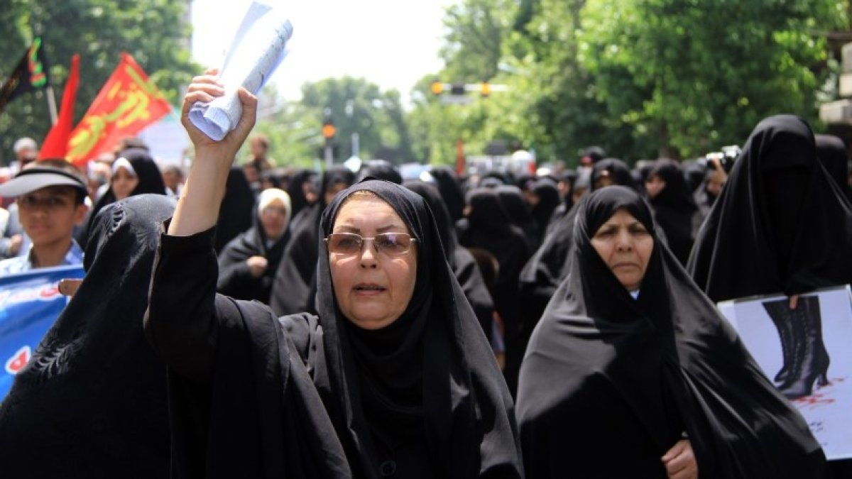 İran'da bu kez "başörtüsü zorunluluğuna" destek gösterisi yapıldı
