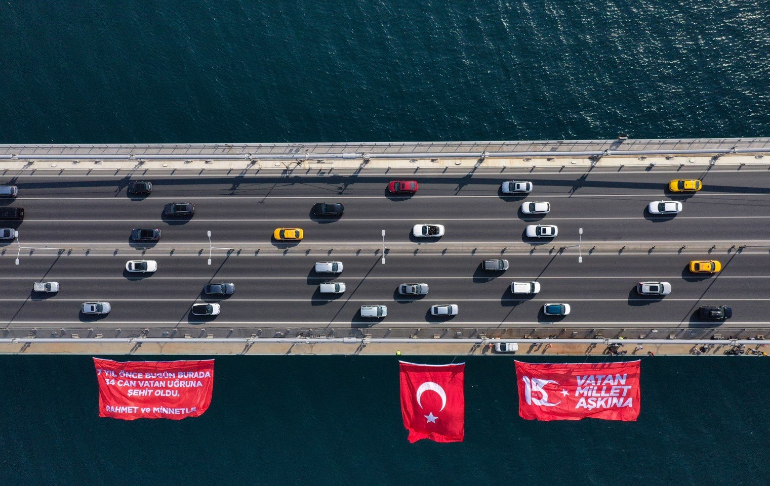 15 Temmuz Şehitler Köprüsü'ne Türk bayrağı asıldı