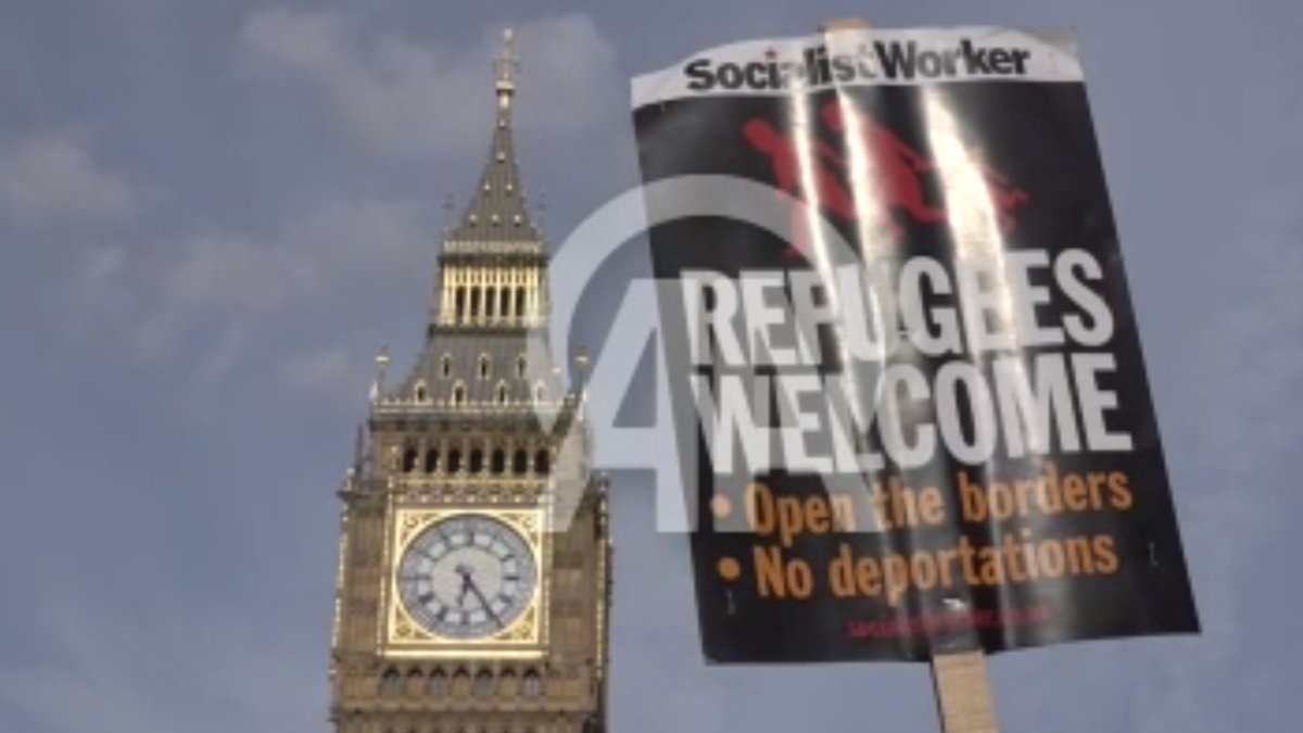İngiltere'de sığınmacı karşıtı politikalar protesto edildi