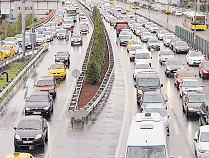 İstanbul’da yağmur başladı trafik durdu