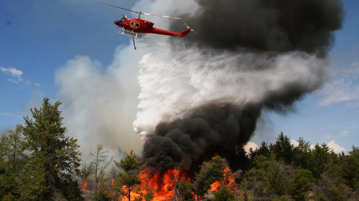 Orman yangınına müdahale eden helikopter düştü
