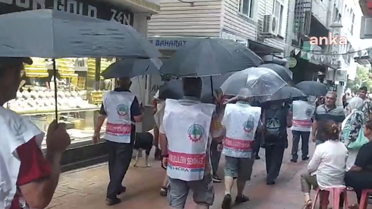 Emekliler 'zam yağmuruna' karşı şemsiyelerle sokağa çıktı