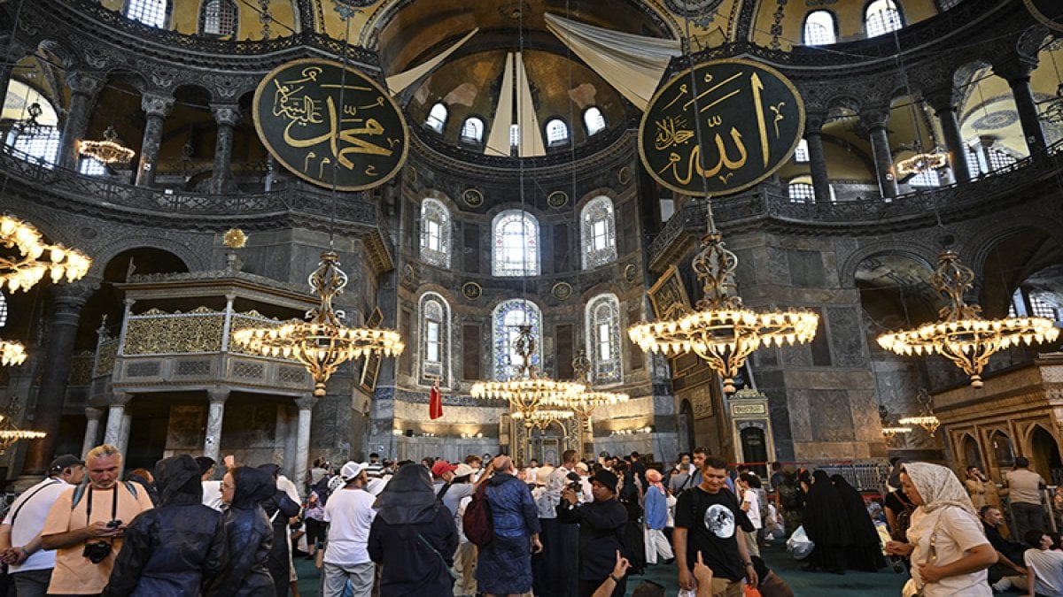 Ayasofya’ya ziyaretçi akını