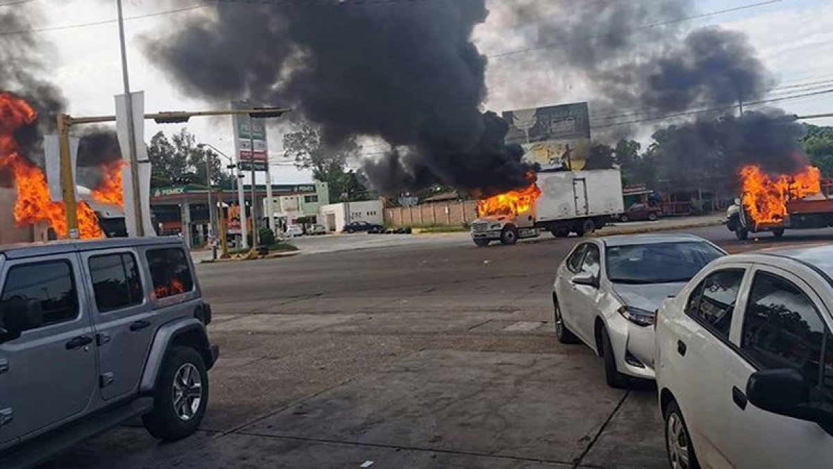 Meksika'da kartel çatışması: 8 ölü, çok sayıda araç yanıyor