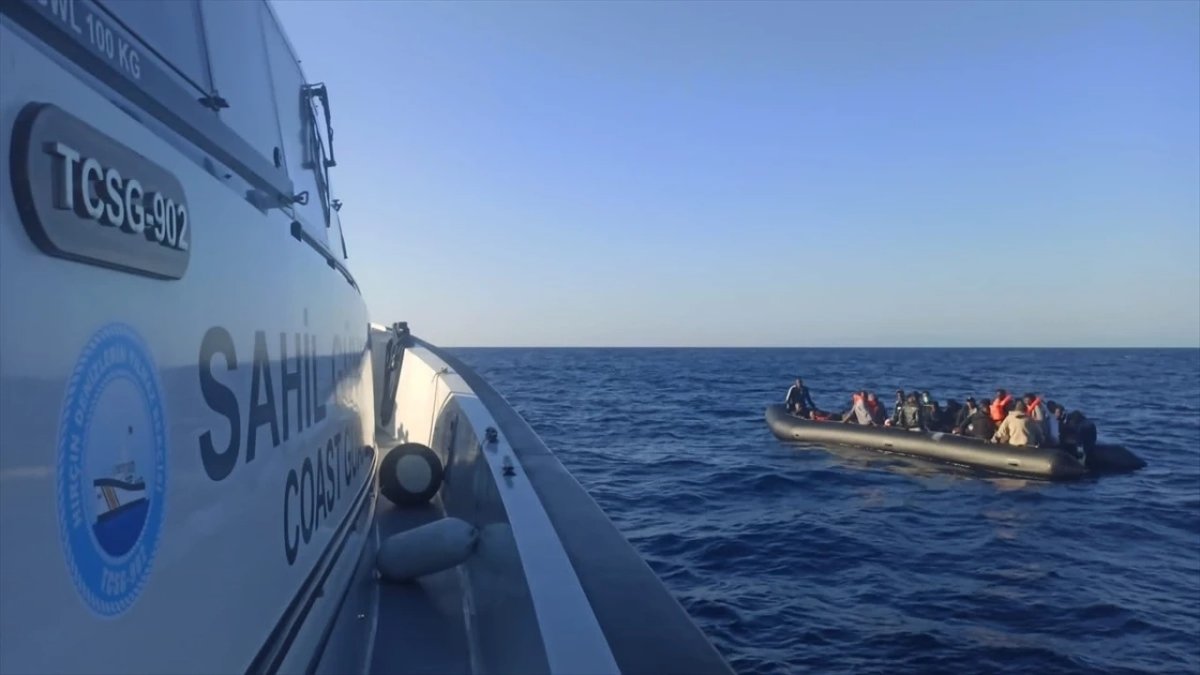 Yunanistan’ın geri itişi sonrası 64 göçmen sahil güvenlik tarafından kurtarıldı