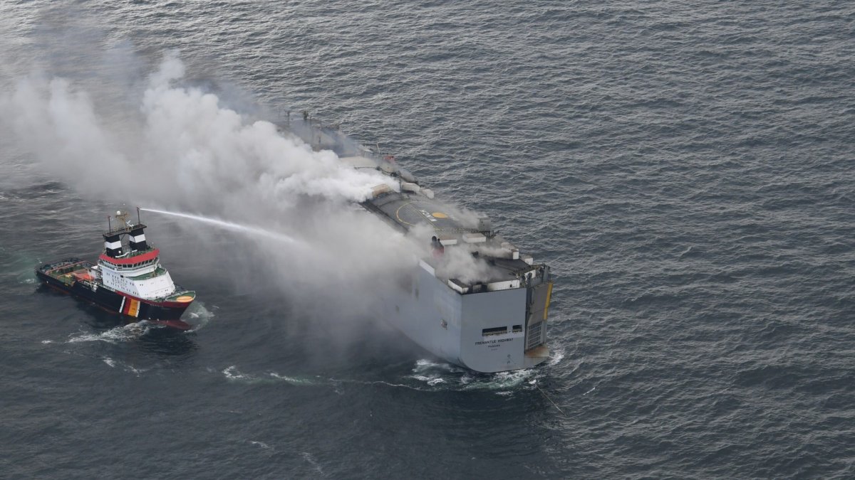 Hollanda'da kargo gemisi 2 gündür yanıyor. Yangın haftalarca sürebilir