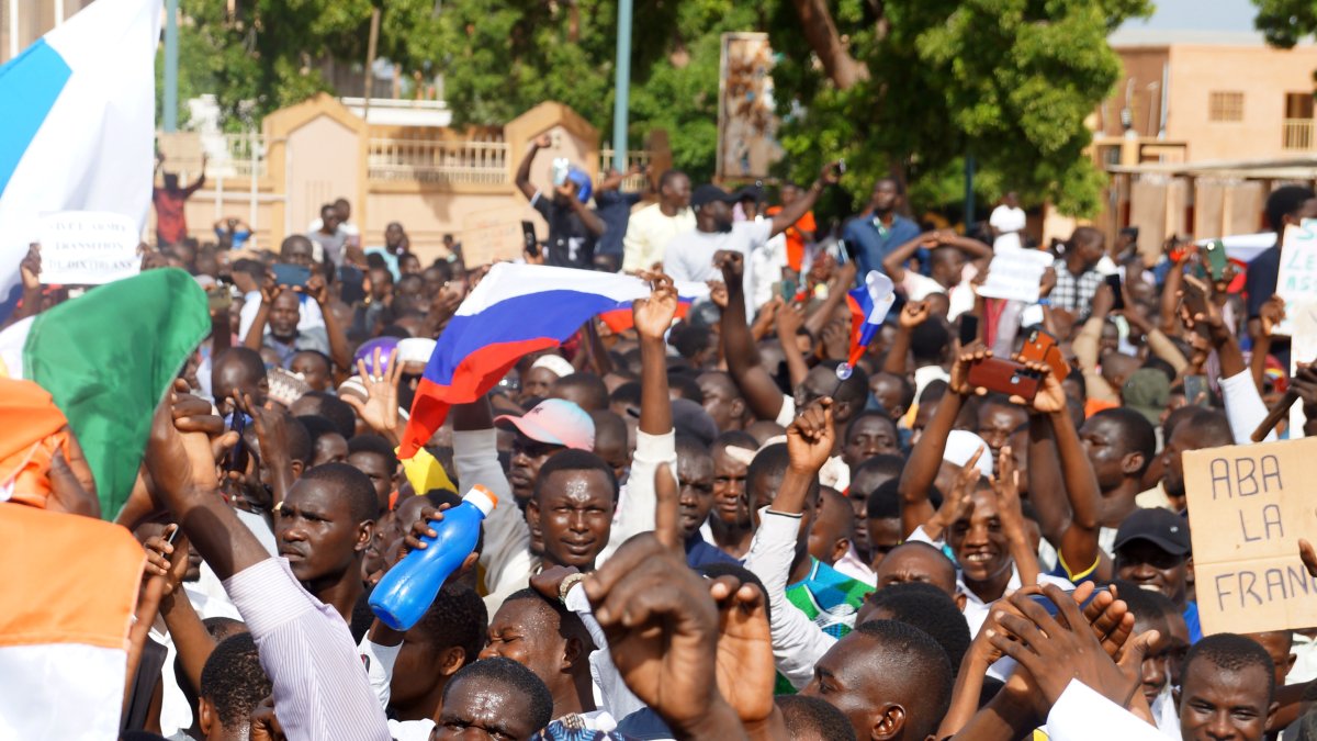 Nijer'de Fransa Büyükelçiliği'ne saldırı. Cunta destekçileri sokağa indi