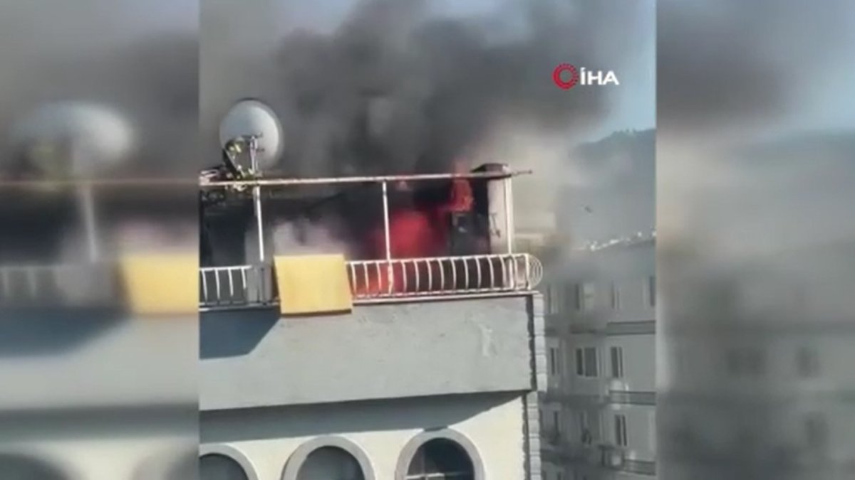 Bursa'da 5 katlı binanın çatısında yangın