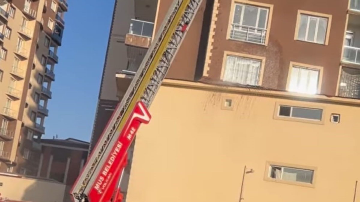 13 katlı binanın 5’inci katında çıkan yangın korkuttu