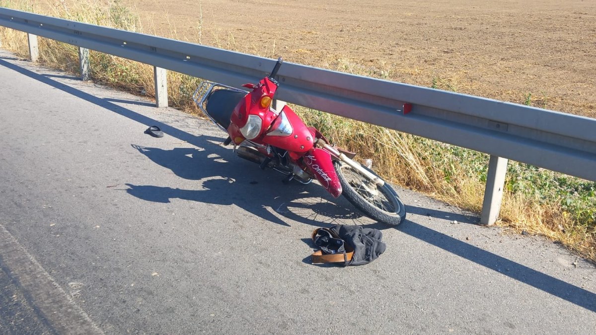 Motosiklet bariyerlere çarptı: 1 ölü 1 yaralı