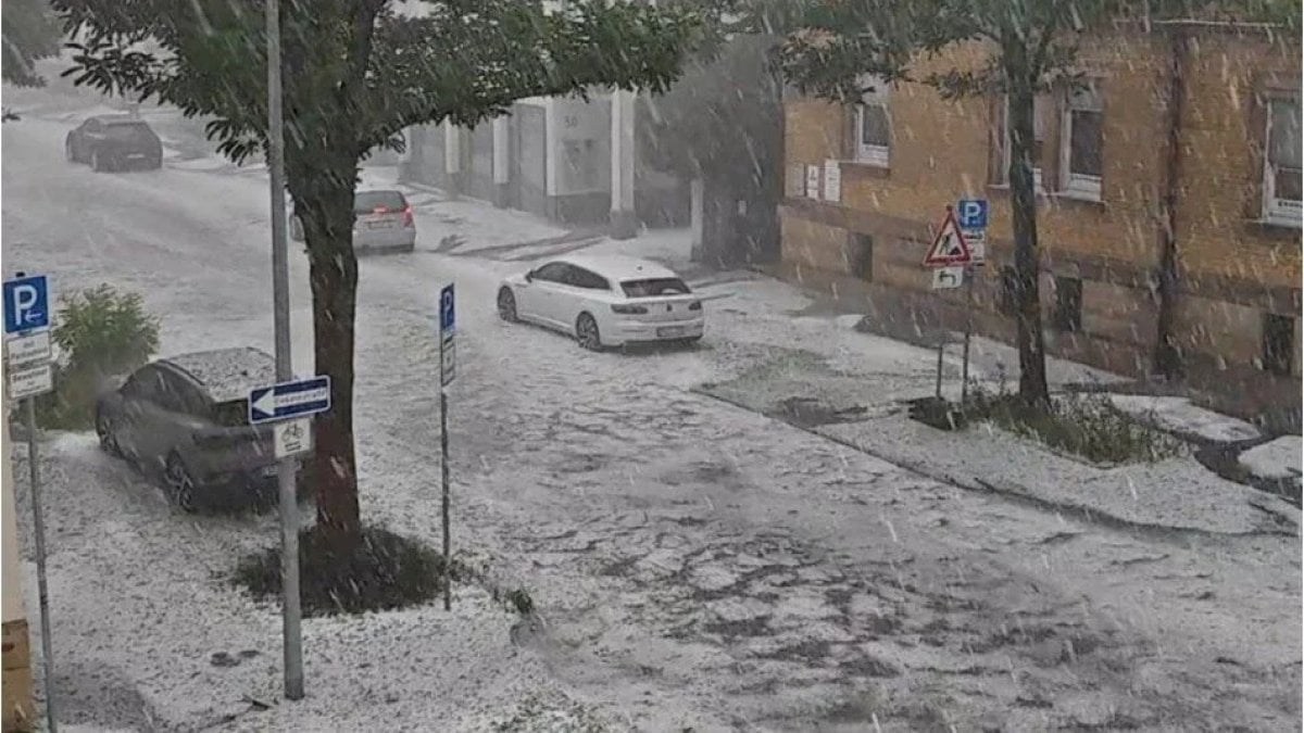 Almanya’yı dolu vurdu, yollar kar küreme araçlarıyla temizlendi