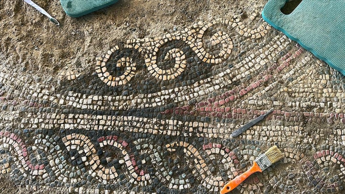 1800 yıllık mozaikler gün yüzüne çıkarıldı
