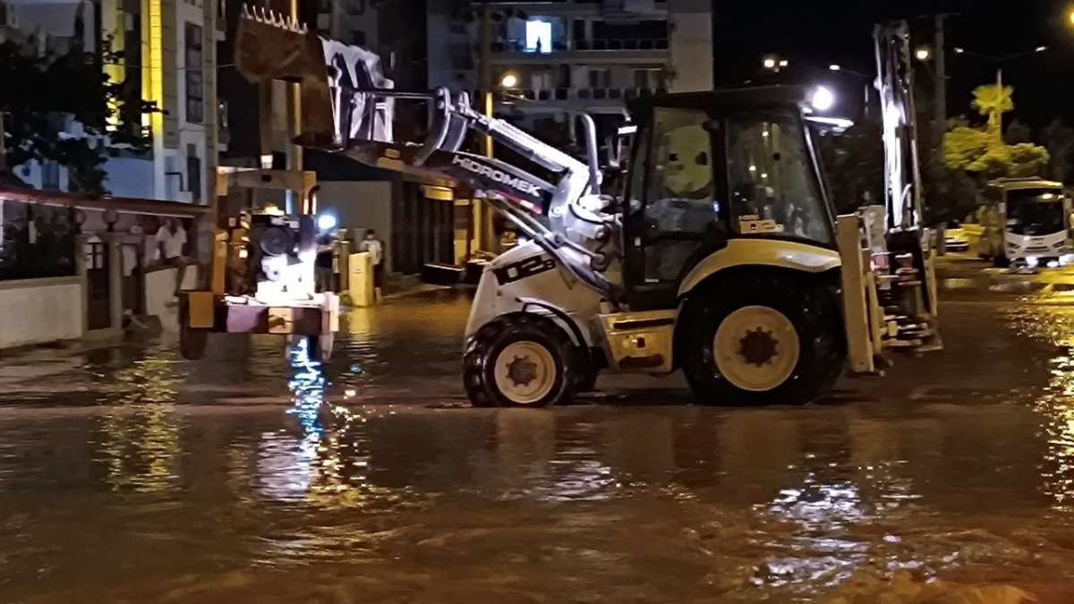 İzmir’de ana boru patladı, 2 mahalleyi su bastı