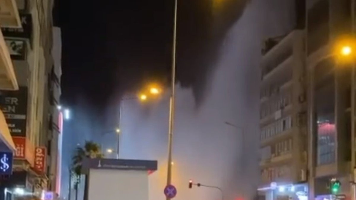 İzmir’de su borusu patladı, trafik durma noktasına geldi
