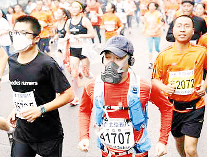 Pekin’de hava kirliliği: Maskeli maratoncular