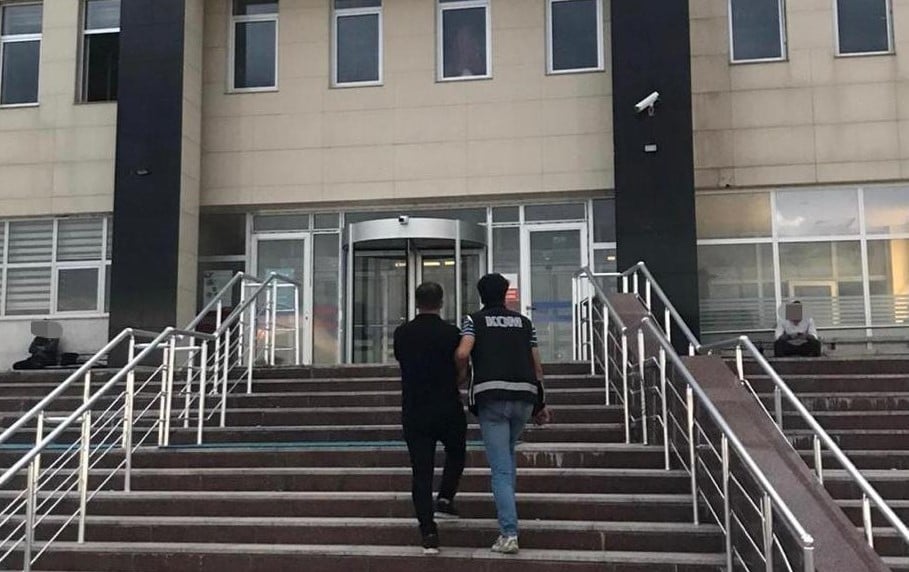 Kameralı düzenekle ehliyet sınavında kopya çekenlere suçüstü: 5 gözaltı