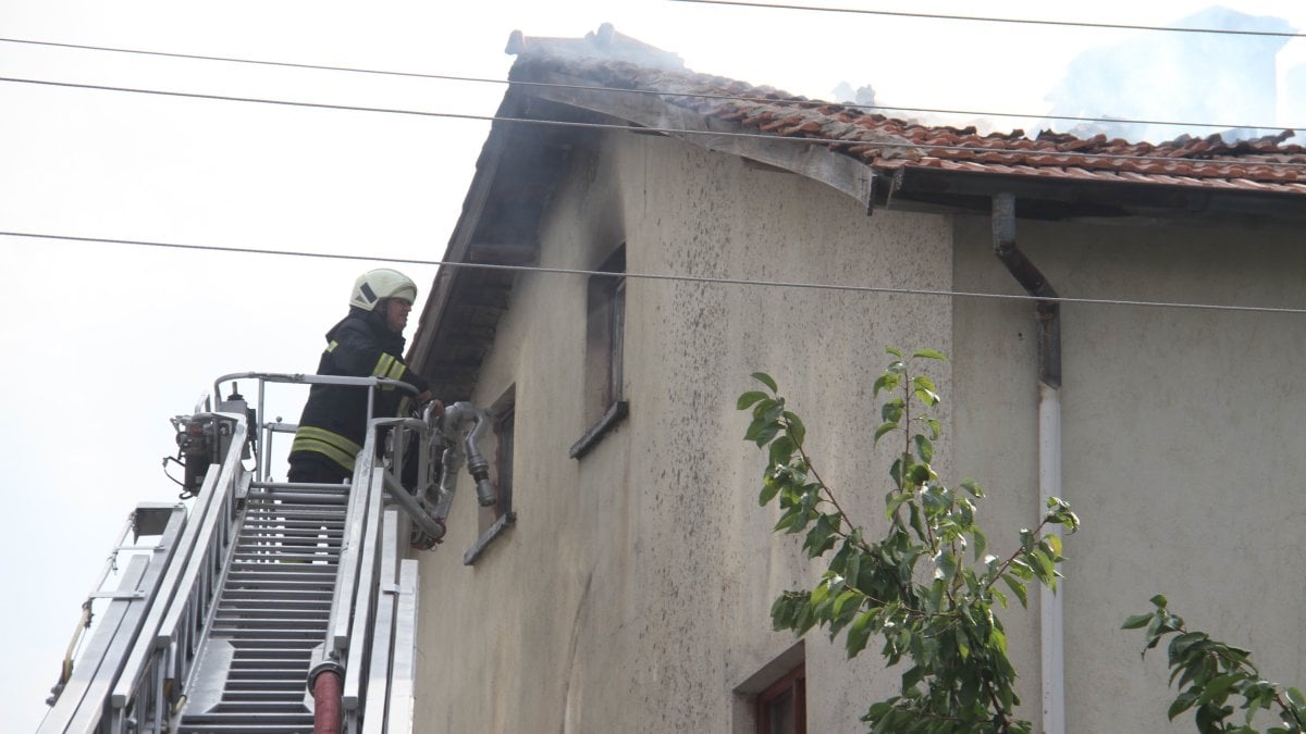 Konserve pişirmek için yakılan ateş çatıda yangın çıkardı