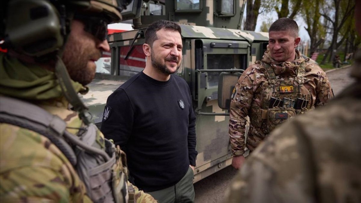 Ukrayna Devlet Başkanı Zelenskiy askeri birlikleri ziyaret etti