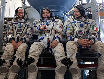 UUİ’deki astronotlar uzay yürüyüşünde