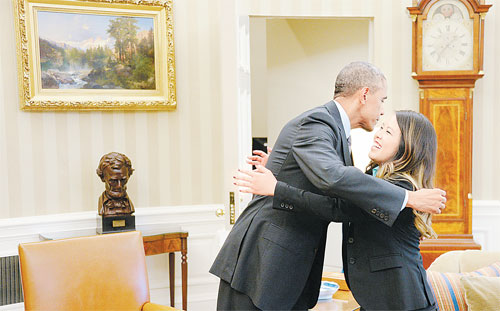 Obama, Ebola’yı yenen hemşireyi kucakladı!