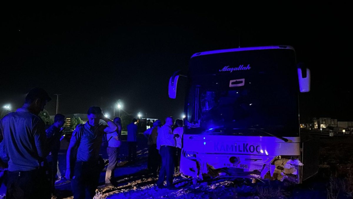 Diyarbakır'da yolcu otobüsü refüje çarptı: 18 yaralı