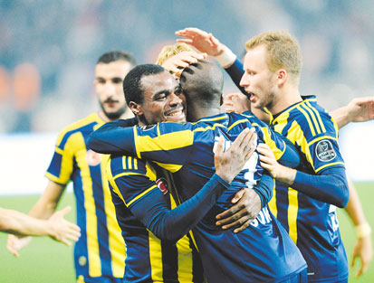 Devlerin düellosundan Fenerbahçe lider çıktı