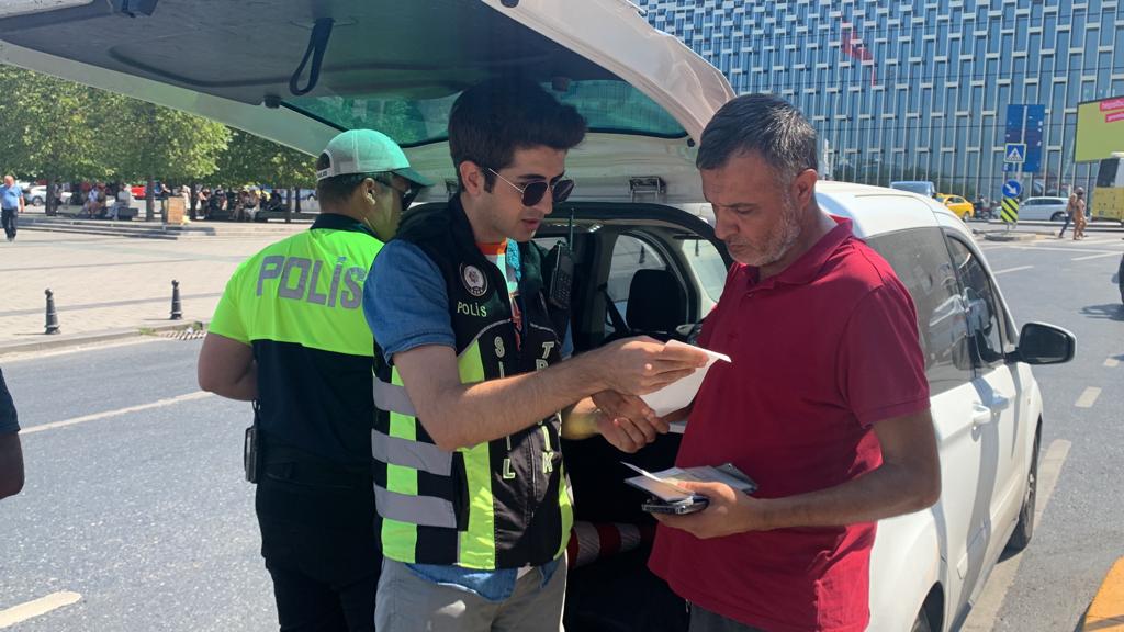 Taksim’de müşteri seçen taksicilere para cezası