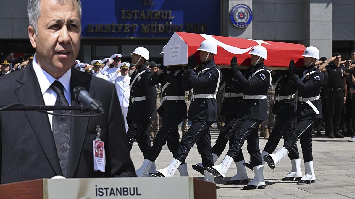 Bakan Yerlikaya şehit polisin cenazesinde uyuşturucu tacirlerine seslendi: Nefes alamayacaksınız