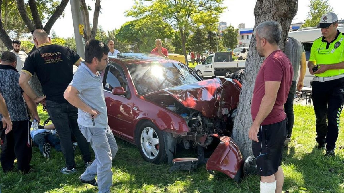 Kayseri'de bir garip kaza. İki ağaç arasına bu araç nasıl girdi
