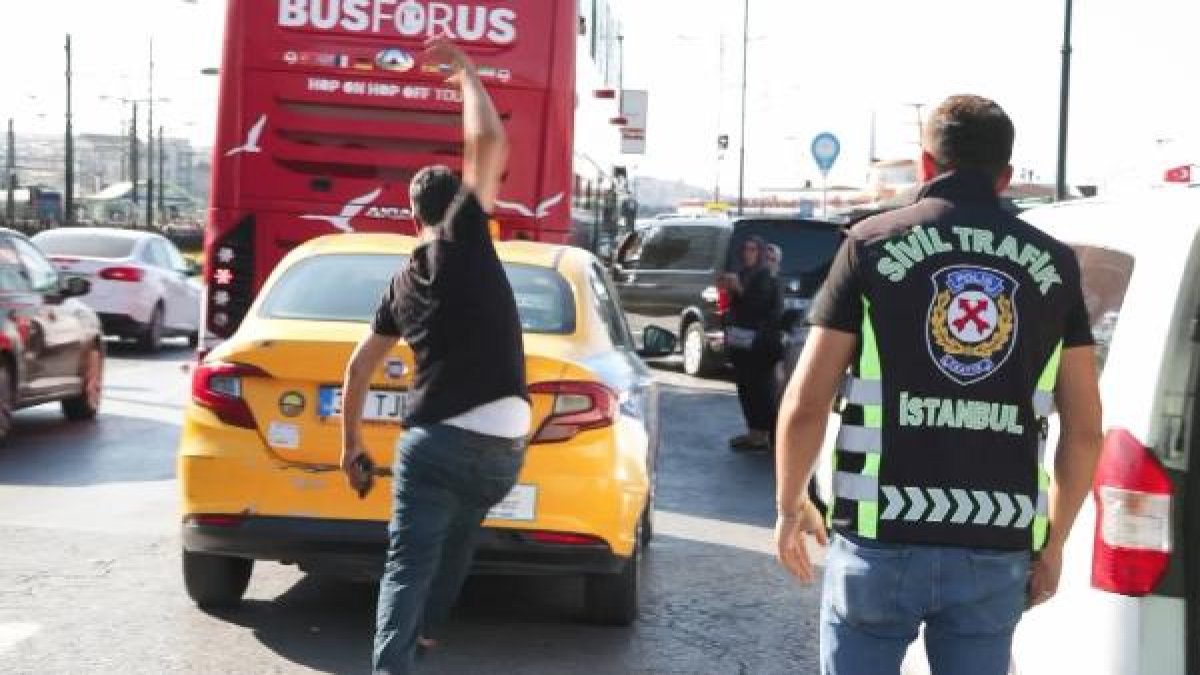Fatih'te ceza yiyen taksiciler polise tepki gösterdi