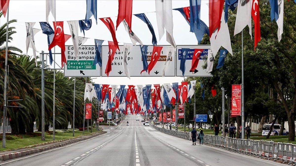 Sürücüler dikkat! İstanbul'da 30 Ağustos bazı yollar trafiğe kapatılacak