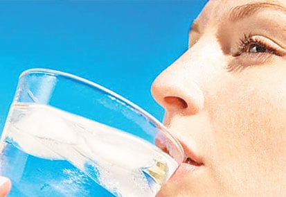 Yaygın bir inancın çöküşü: Çok su içmenin cilde belirgin bir yararı yok!