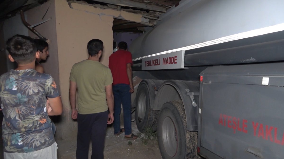 Faciadan dönüldü: Park ettiği akaryakıt tankeri evini yıktı