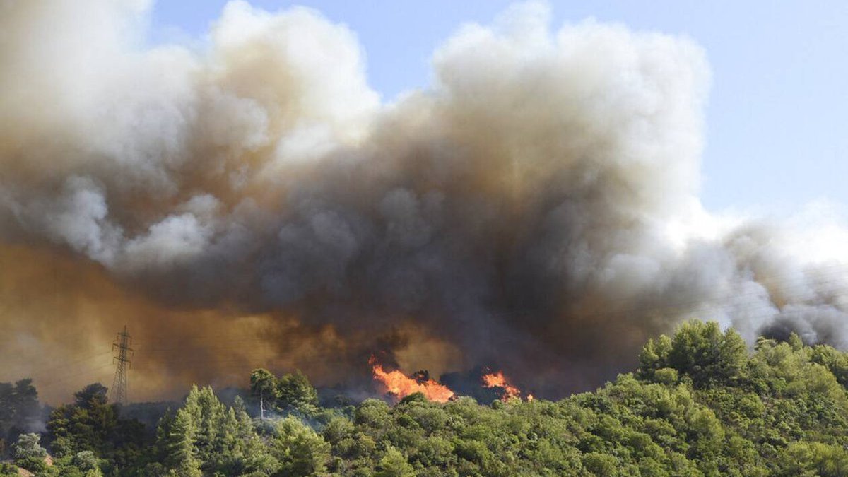 Yunanistan'daki orman yangınları 13. günüde de devam ederken havadan müdahalede zorluk yaşanıyor