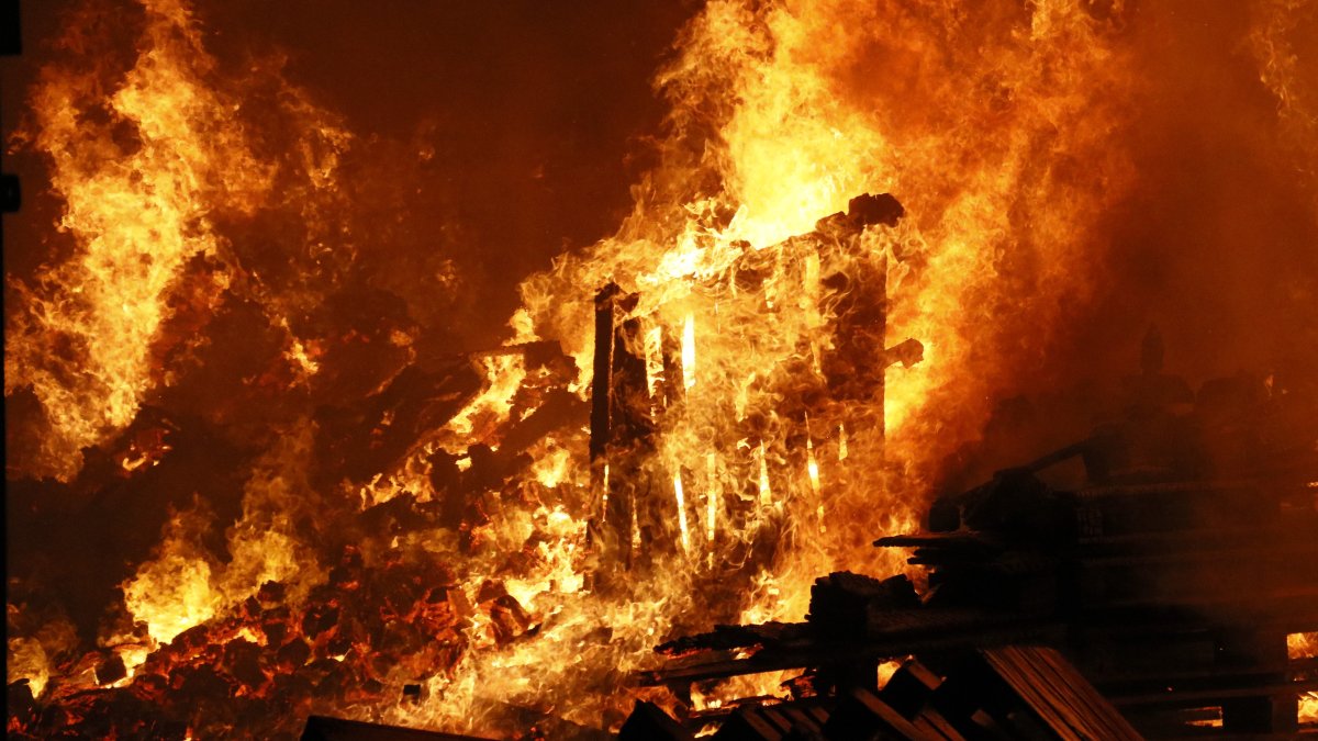 Adana'da çıkan yangına TOMA müdahale etti