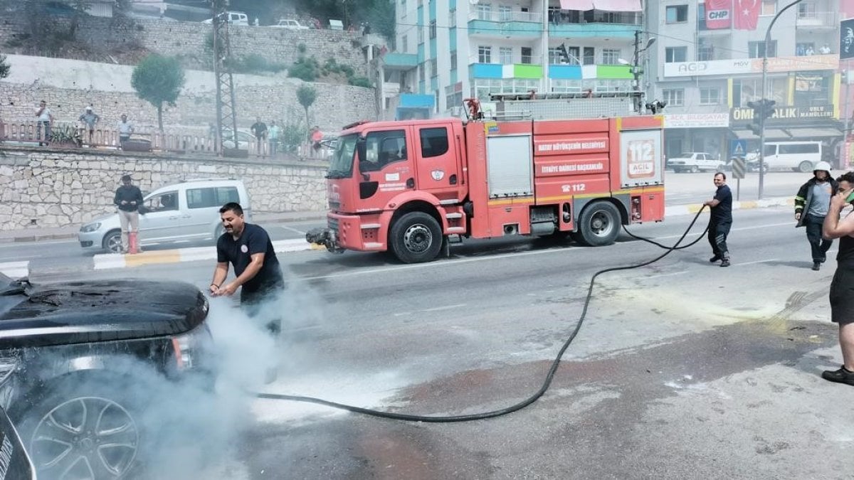 Hatay’da araçta çıkan yangını itfaiye söndürdü