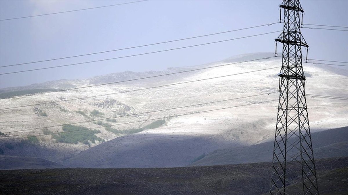 Ardahan'ı dolu vurdu: Dağlar tepeler beyaza büründü