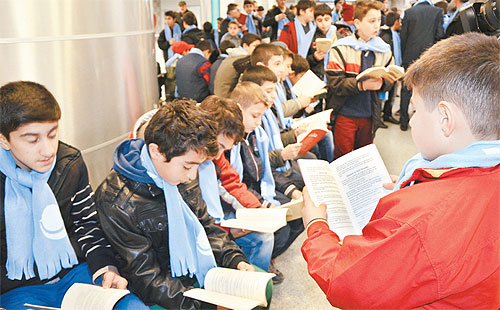 500 ortaokul öğrencisi metroda kitap okudu