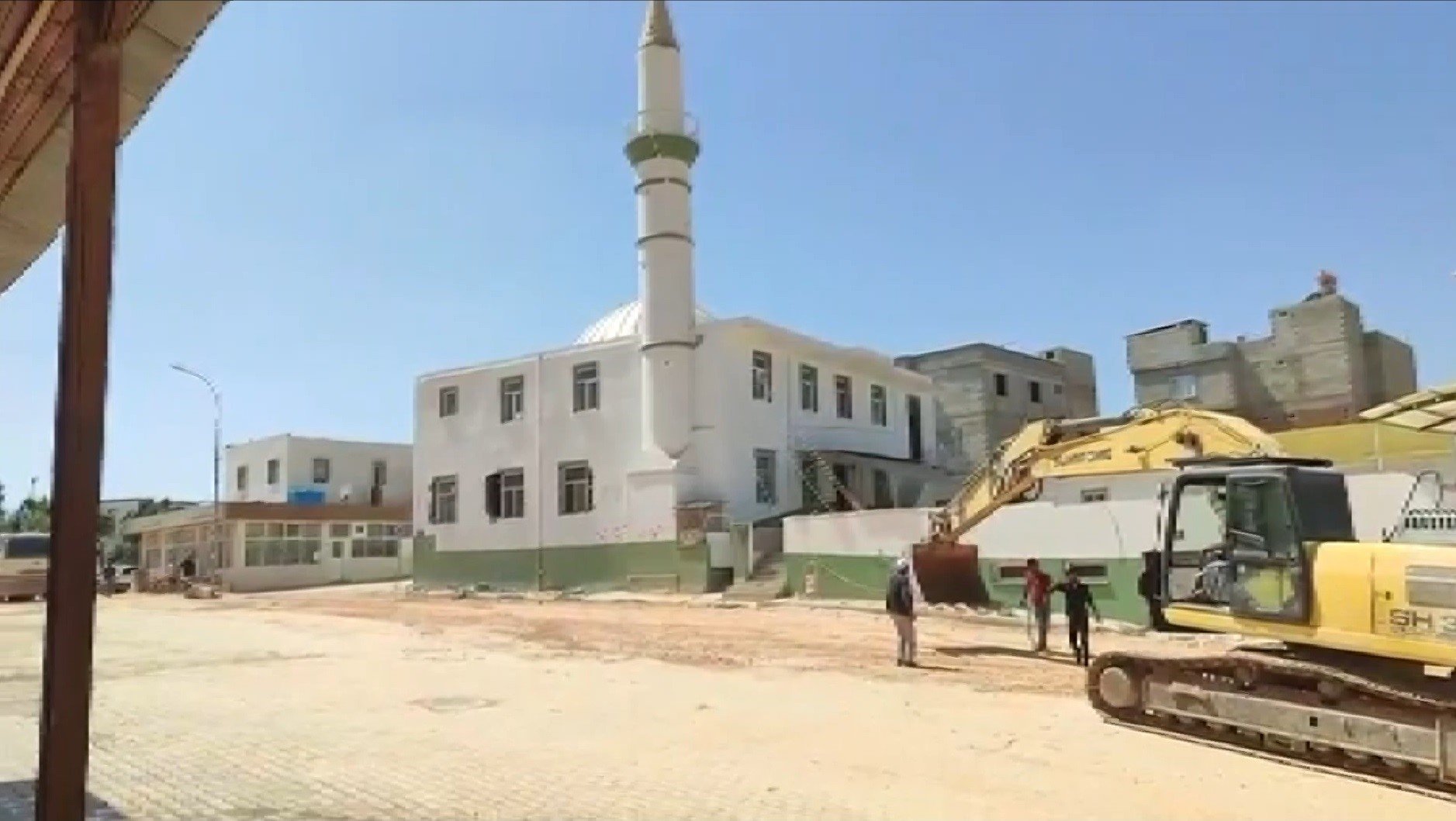 Depremde ağır hasar alan cami kontrollü bir şekilde yıkıldı